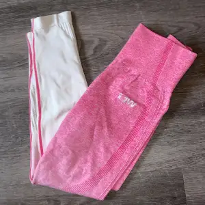Rosa vitt träningssett med byxa och tröja från iciw. Storlek S