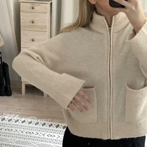 Kashmiraktig kofta - Selected femme  Nypris:1000 Använd en gång  Färg: Birch/ Off-white