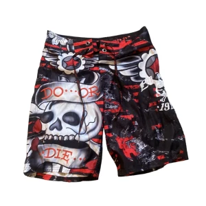 ed hardy shorts - Jättefina Ed hardy badshorts i jättebra skick. Använder inte då dom är förstora för mig. Går att använda som vanliga shorts 