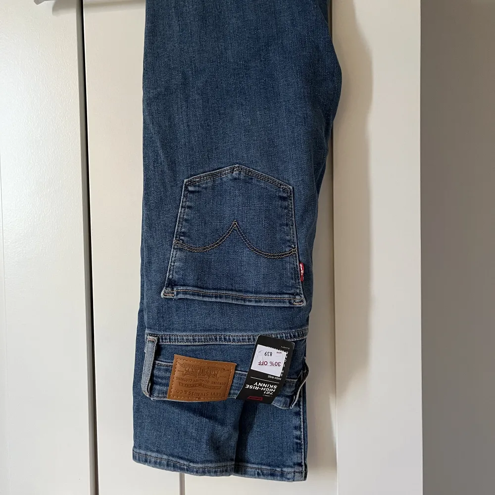 Ett par helt nya Levi’s jeans. Modell 721 High rise skinny i storlek 28”. Köpta för 839kr (nedsatt pris från 1099) så säljer de för samma pris. Frakten är inkluderad i priset så du betalar inte något extra för den. . Jeans & Byxor.