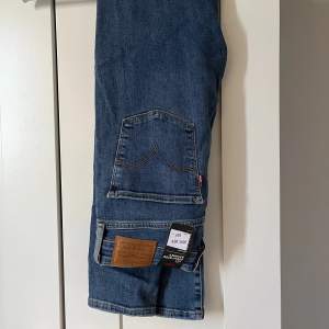 Ett par helt nya Levi’s jeans. Modell 721 High rise skinny i storlek 28”. Köpta för 839kr (nedsatt pris från 1099) så säljer de för samma pris. Frakten är inkluderad i priset så du betalar inte något extra för den. 