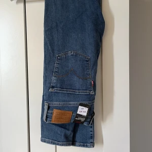 Levi’s Jeans - Ett par helt nya Levi’s jeans. Modell 721 High rise skinny i storlek 28”. Köpta för 839kr (nedsatt pris från 1099) så säljer de för samma pris. Frakten är inkluderad i priset så du betalar inte något extra för den. 