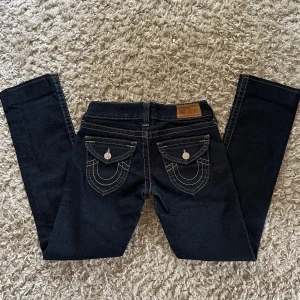 True religion jeans - True religion jeans i amerikansk storlek 25🙌🏼 Midjemått: 78cm🎀Innerbenslängden: 80 cm🎀 Hel längden på byxorna: 93 cm🎀 Hör av dig om du har några frågor❣️
