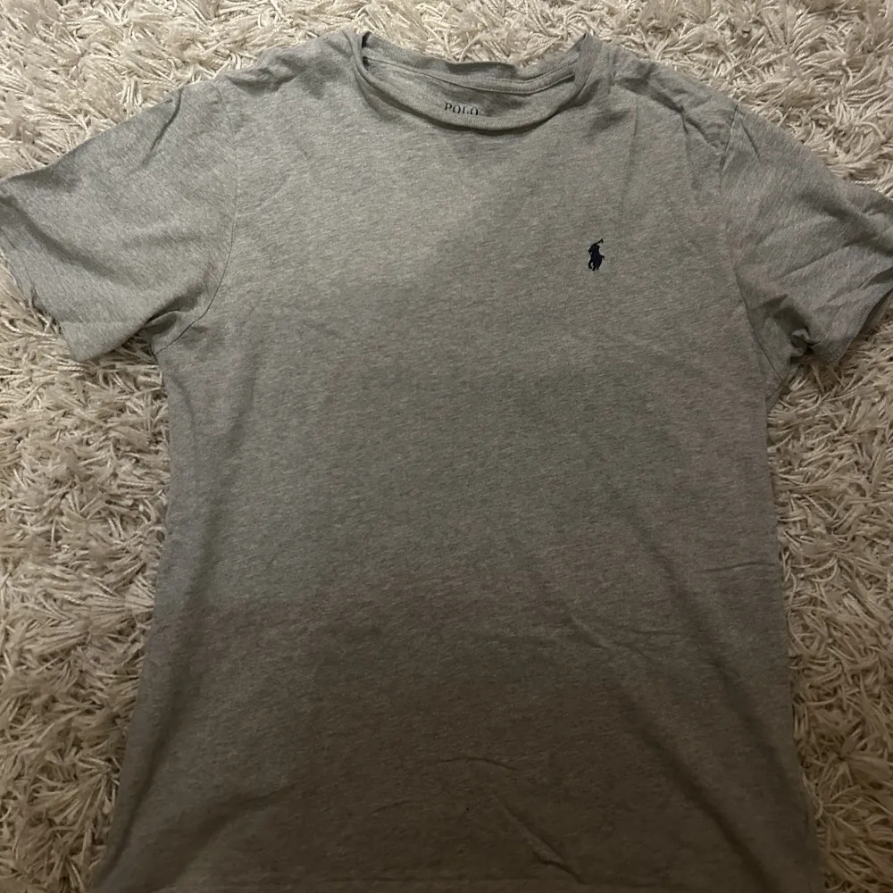 Säljer Ralph lauren t shirt använd några gånger och säljer för den är för liten. . T-shirts.