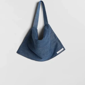 Jeanväska  - Jeansväska från Gina. Knappt använd så i fint skick 