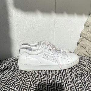 Kenzo Sneakers  - Ett par fräscha sneakers från Kenzo som är använda ett fåtal gånger och är i bra kvalité.