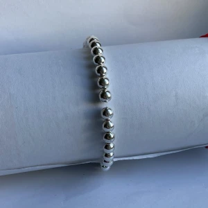 Silvrigt pärlarmband  - Ett silvrigt pärlarmband. Vid frågor är det bara att skriva💕