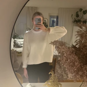 Stickad tröja från Bikbok - Säljer nu min superfina stickade Bikbok tröja i vitt, inga defekter! Tröjan är väldigt varm och mysig. Använd endast en gång, storlek M 🤍