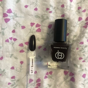 Nagellack - Säljer alla mina nagellack för jag började med gel. Flera färger finns på min profil. DMa vid frågor, endast seriösa köpare tack! Använd helst köp direkt knappen för att säkerställa att du får ditt paket!