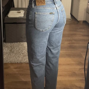 Lee jeans - Lee jeans i w25 L31. Säljer pågrund av att jag tycker dom är någon centimeter för korta för mig som är 163, i princip nya. 