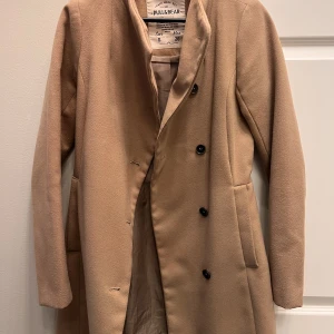 Ullkappa från Pull&Bear strl S - Ullkappa från Pull&Bear med knappar. Hel och fin.