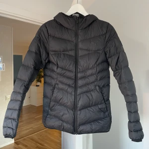 Dunjacka Puma - Svart dunjacka från Puma, perfekt som vinterjacka🌟Inte riktigt dun utan syntet vilket värmer minst lika bra🍂 Knappt använd och är i nyskick💃 