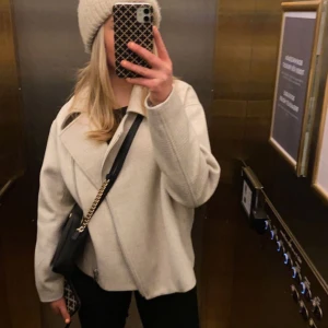 Jacka  - Funderar på att sälja denna ursnygga Beige/halvrutiga jacka från RockAndBlue. Strl 42 men passar mig som är 36 eller S-M. Köptes nypris för 2500 i Göteborg💞 kan tänka mig att gå ner i pris, frakt ingår ⚠️ Defekter, smink vid kragen men går att ta bort 