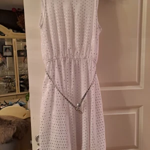 Klänning - Söt klänning. Helt oanvänd! Passar som en storlek XS