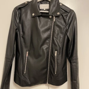 skinjacka - skinjacka från vila använd några gånger men fortfarande mycket bra stick 