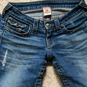 True religion jeans - Pris kan diskuteras! BUDA PÅ Midje mått ca 72 innerben mått ca 80 ❤️ ganska rare modell med diamanter. Jag är 162 och dom är lite för långa på mig och lite förstora i midjan därför säljer jag dom ❤️😊 om i vill ha fler bilder skriv till mig❤️