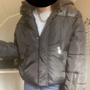 Svart Jacka  - Jacka från New yorker. Knappt använt, inte riktigt min stil💓 Den är M, men jag tycker den känns mer som S då dem passar mig och jag har S