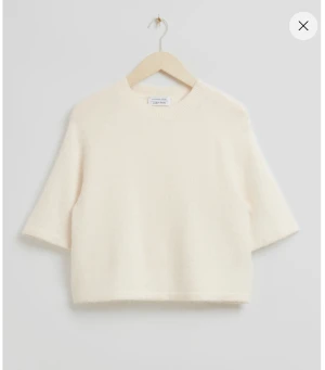 Stickad trekvartsärm från Other stories - Säljer min fina stickade trekvarsärmade tröja från otherstories, perfekt nu till hösten & vintern. Den är i alpacka och storlek S, köpt för 700. Om annonsen inte är markerad som såld så finns den kvar💗