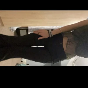 Lågmidjade Kostymbyxor  - Säljer dessa nya, lågmidjade kostymbyxorna från Shein! Superskönt material och formar kroppen superfint 😍 de är i petite modell och passar om man är under 160 cm! Nypris är 240 kr ❤️ skriv priv för frågor och mer bilder! 