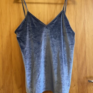 Fint sammetslikanande linne - Linne av sammetsliknande tyg som är använd, men i gott skick.