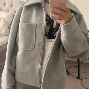 Kappa - Grå kappa från nakd, använd cirka två gånger och är i mycket bra skick. Köpt för 900kr och säljer för 500kr. Storleken är 34, skriv för mer bilder och info!