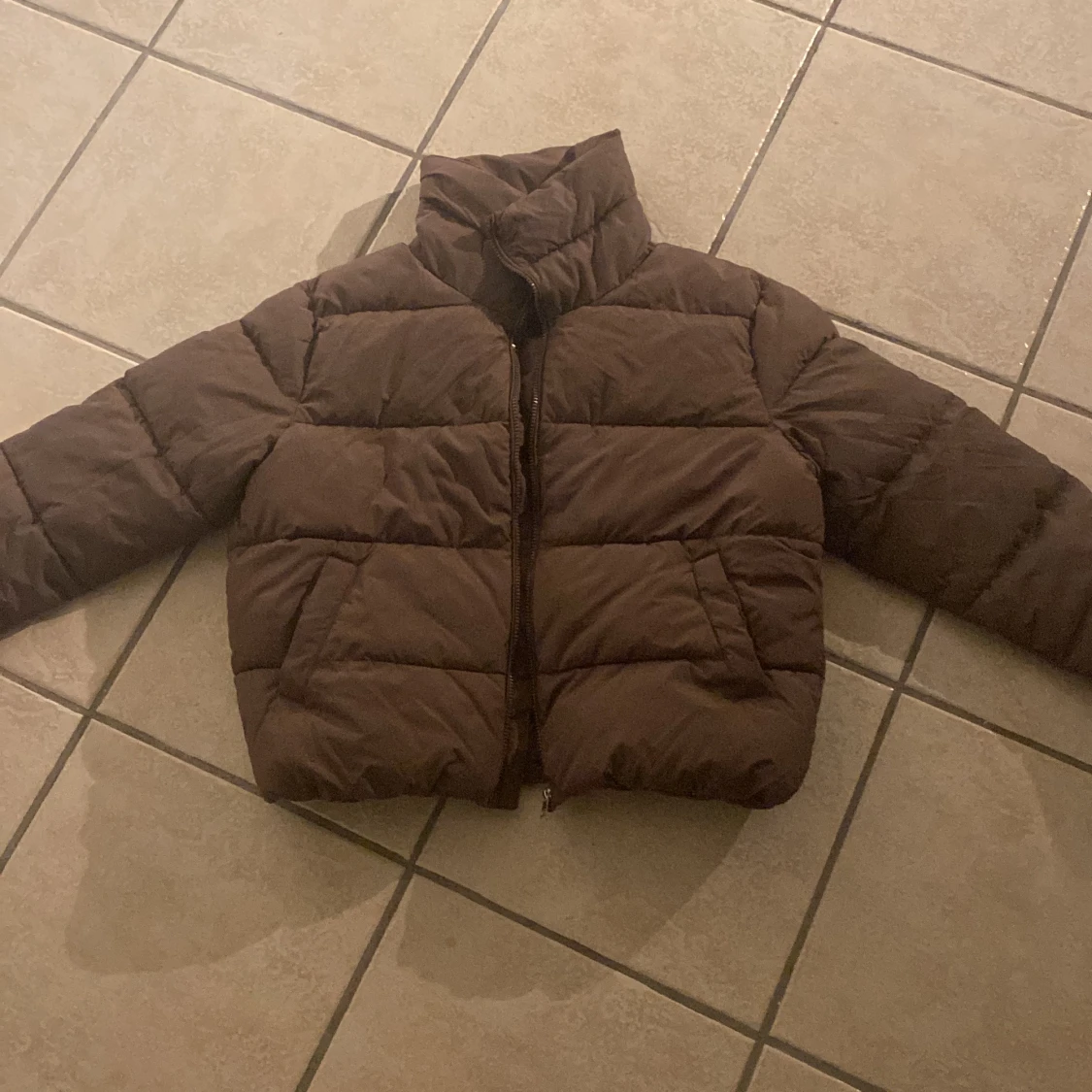 Brun vinterjacka oanvänd 