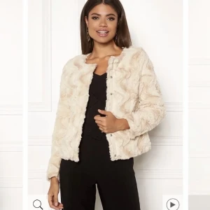 Jacka  - Säljer denna då den inte används. Helt oanvänd.