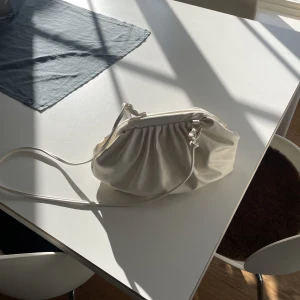 Väska💘💘 - Supersnygg väska från objekt💓cremevit! superbra bra skick både utvändigt och invändigt💘går både att ha som clutch och axelremsväska! 