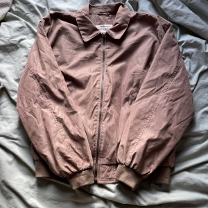Harrington jacka - Harrington jacka köp från vintagebutik. Fet skönt material å relativt varm trots att den e tunn. Fet brun färg å övernice passform