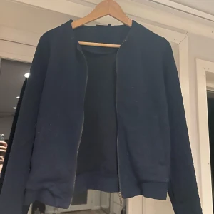 KappAhl Kofta xs - Mörkblå kofta som är väl använd men utan slitage. Från Kappahl. 