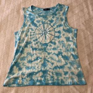 Linne 💙 - Snyggt tie-dye linne med paljetter där framme, fint skick, storlek L men akulle säga att den är lite mindre i storleken, men passar i princip alla! <3 DM vid frågor osv!