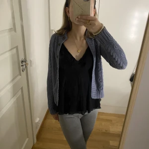 Kofta - Blå kofta som inte kommer till användning