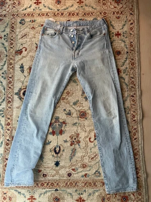 Levi’s 501 30/34 - Hej säljer dessa Jeansen till bra pris eftersom de inte passar mig längre Storlek 30W 34L