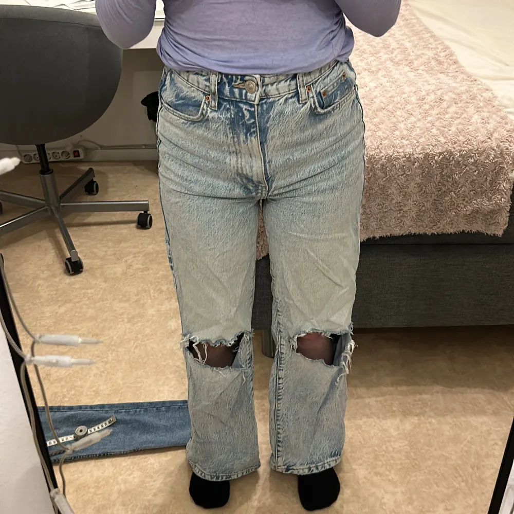 High waist jeans med hål ifrån ginatricot i storlek 34, (XS) Längd: 102cm Innermått: 70cm Midja: 37cm. Jeans & Byxor.