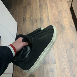 Axel Arigato skor  - Säljer Axel Arigato skor. Använt skick. Storlek 43. Endast skorna. Hör av er om ni har några frågor. Pris kan diskuteras vid snabb affär!