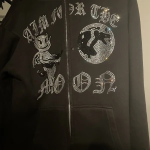 Rhinestone zip-hoodie - Aim for the moon - Aim for the moon rhinestone hoodie Fåtal stenar saknas