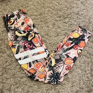 Tränings tights - Träningstights från Stronger som är andvända fåtal gånger och har fortfarande stark färg