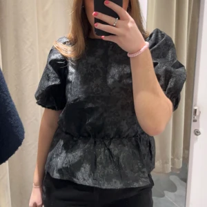 Blus  - Jättefin blus från Lindex, Holly & Whyte! Köpt för 400kr, säljer för 200kr! Endast använd 1 gång så i superfint skick!