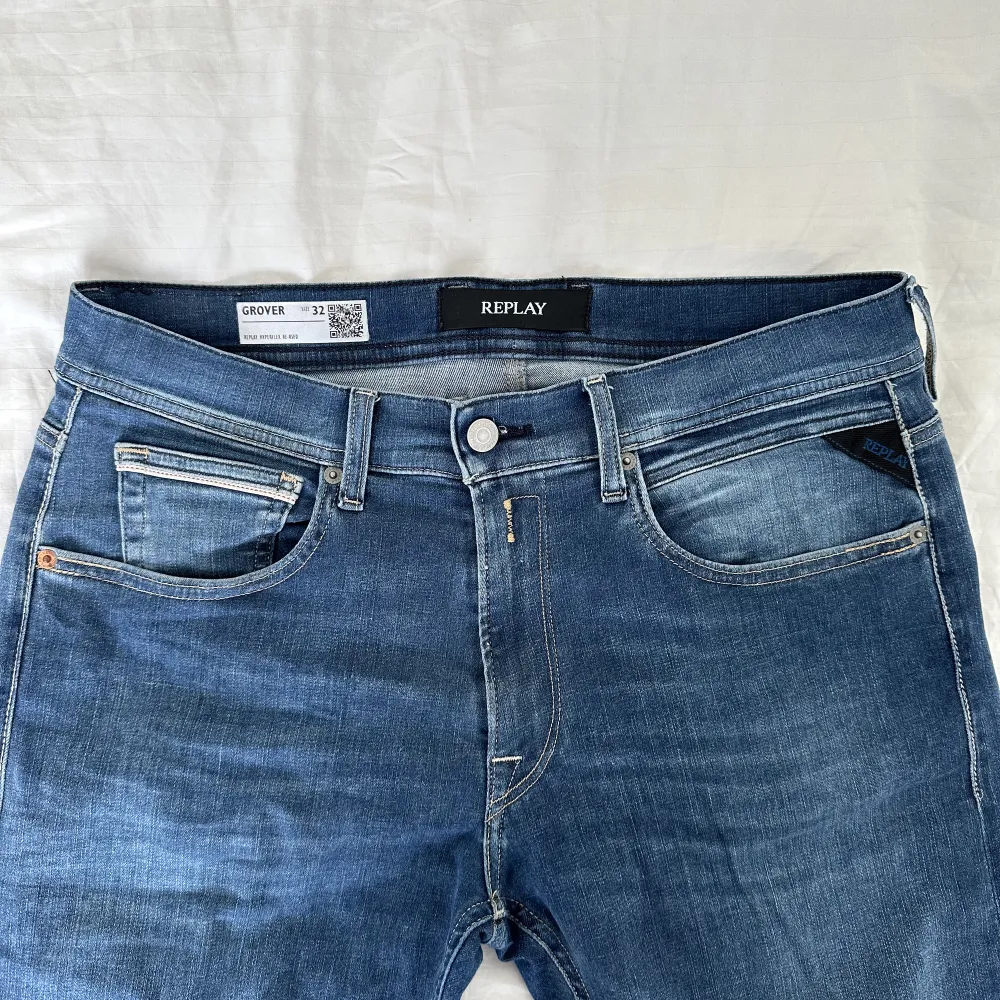 Säljer mina jeans från Replay då de inte längre kommer till användning. Modellen är Grover i storlek 32/34 och skicket är mycket bra. . Jeans & Byxor.