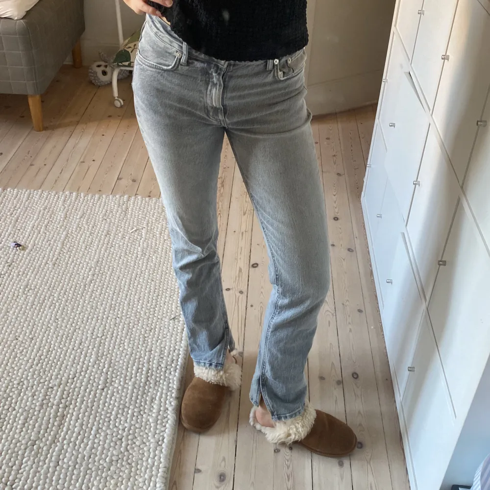 Grå jeans från Zara. De är låg/midwaist och har slits vid foten😋De är använda ett fåtal gånger! Jag är 180 och de är en på snudd för korta för mig.. Jeans & Byxor.