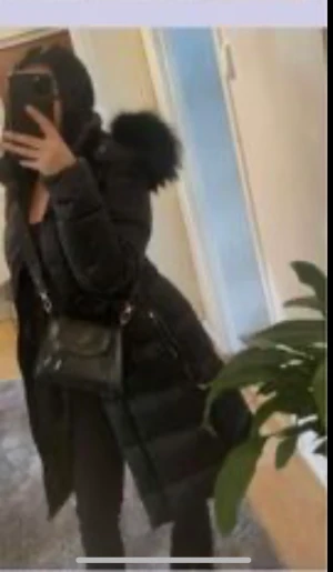 Svart vinterjacka med päls - Storlek 38  Väldigt fint skick knappt använd 