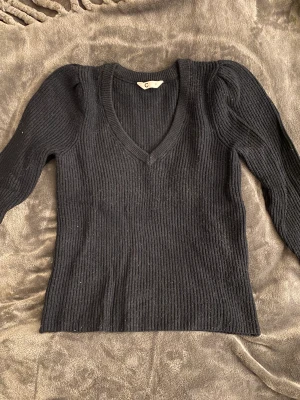 Stickad tröja - Fin stickad tröja. Använder inte längre. Fint skickas endast använd få gånger. Strl S men mer som XS. 100kr+ eventuell frakt. Kan hämtas i Karlstad.