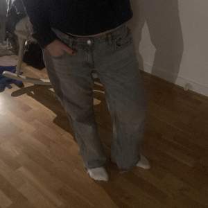 Super fina jeans från weekday i modellen arrow💋💘knappt använda, dock är de avklippta längst ner då de var för långa på mig men inget som läggs märkes till!