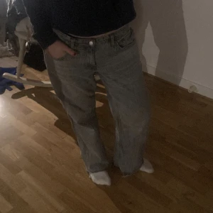 Weekday arrow low jeans  - Super fina jeans från weekday i modellen arrow💋💘knappt använda, dock är de avklippta längst ner då de var för långa på mig men inget som läggs märkes till!
