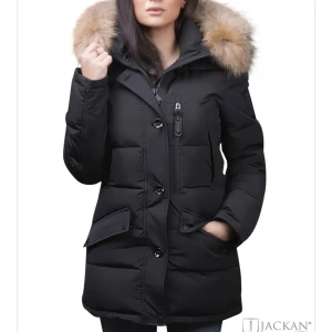 Hollies jacka Vilma - säljer min hollies dunjacka med äkta päls, storlek 32 men passar 34, modell vilma, jätte fint skick och sparsamt använd. säljs då ja har köpt en ny jacka,pris kan diskuteras. köpt för 5800. skriv för bilder❤️