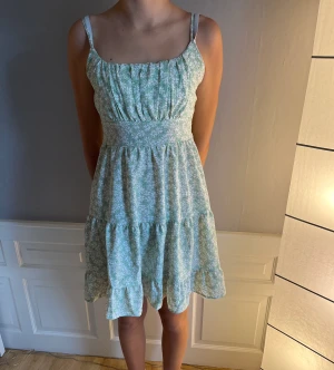 Somrig klänning - Jättefin somrig klänning som tyvärr blivit för kort! Jag är ca 181💕 har knappt kommit till användning! 