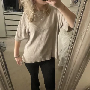 Stickad t-shirt  - Super söt finstickad t shirt från HM!