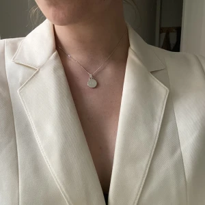 Vit vintage kavaj - Superfin kavaj med fin passform. Inköpt second hand. Så vintage vibe på denna. Säljer du jag upplever den för liten. Har några fläckar som tyder på användning går säkert bort i tvätt 