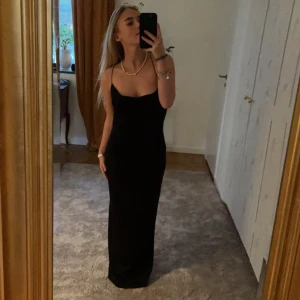 Fest klänning - Så fin fest klänning endast använd en gång. Den är stretchig och passar s/m 