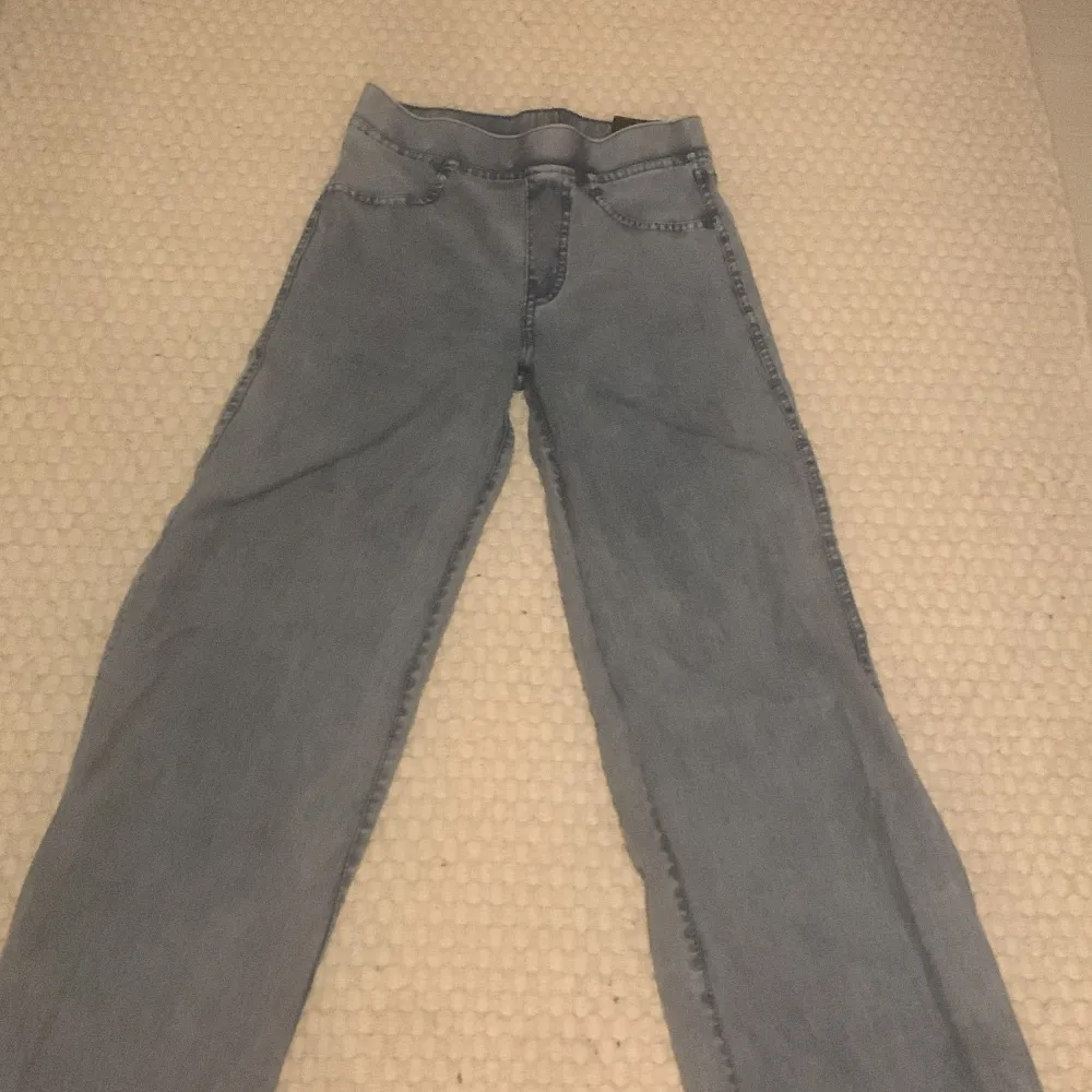 Fina ”fake jeans” som tyvärr inte kommer till användning längre säljer för att dem inte heller passar.. Jeans & Byxor.